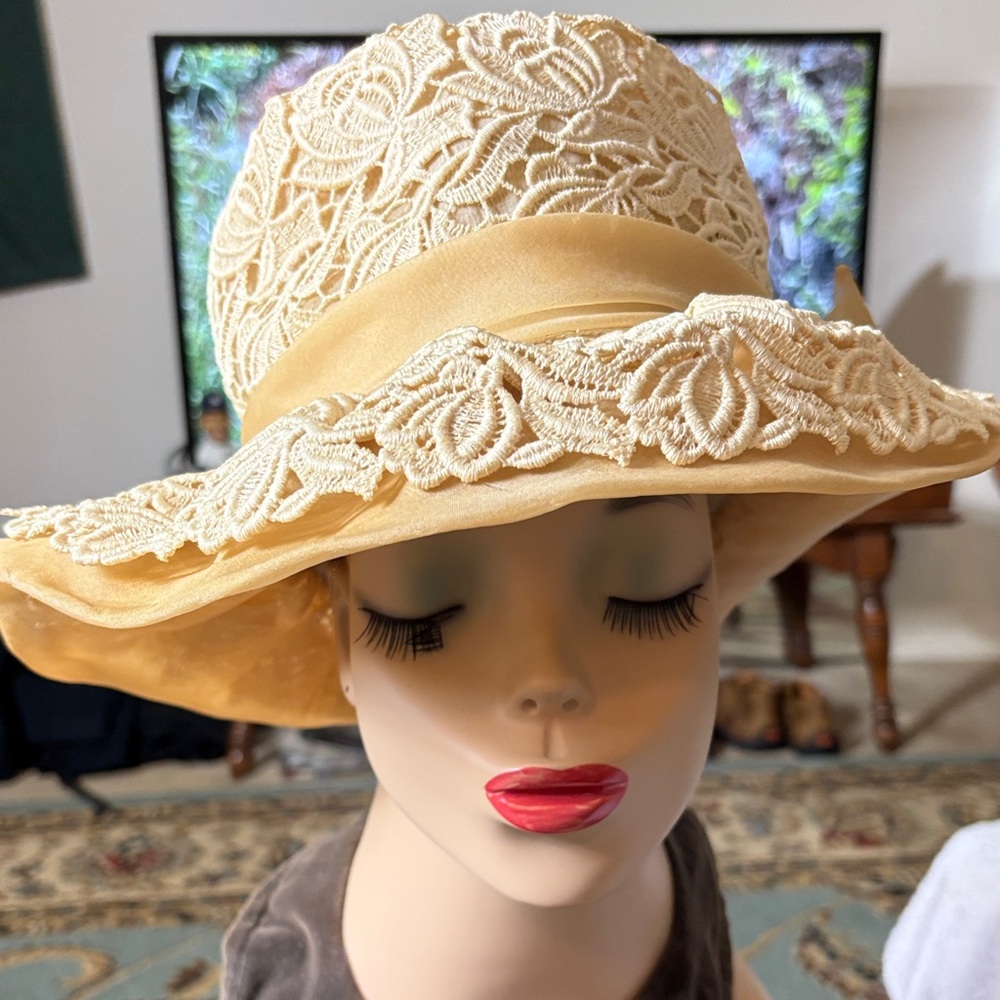 Vintage 1960's NWT Christian Cream Lace Bumper Style Hat bow has flaw - Picture 2 of 14